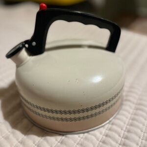 Cream Kettle with Black Handle‎